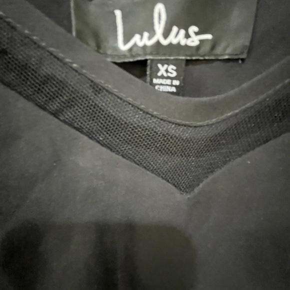 LULU'S BLACK SHEER NET V-NECKLINE ADJUSTABLE STRAP SLEEVELESS FLOWY BLOUSE - Picture 2 of 13